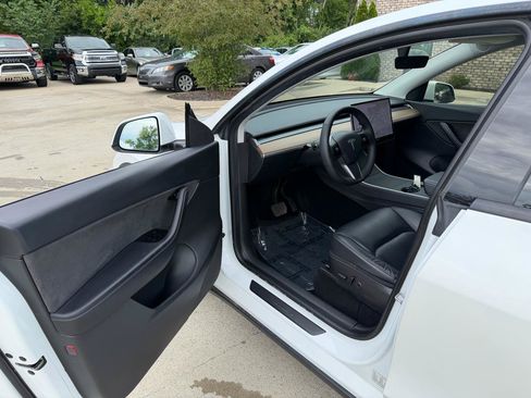 Used 2021 Tesla Model Y Long Range AWD/4WD image 9