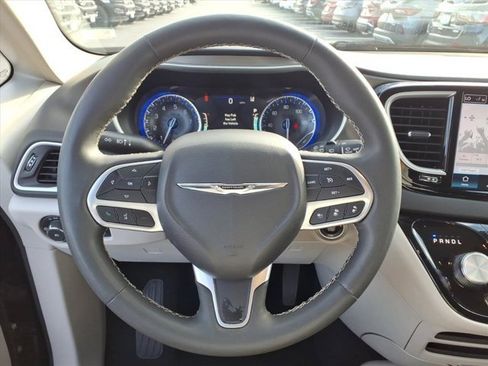 Used 2024 Chrysler Pacifica Touring-L image 19
