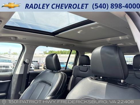 Used 2023 Jeep Grand Cherokee L Limited w/ Luxury Tech Group II AWD/4WD image 2