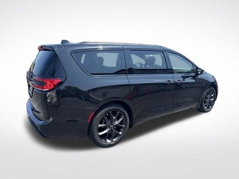 Used 2021 Chrysler Pacifica Touring w/ S Appearance Package FWD image 3