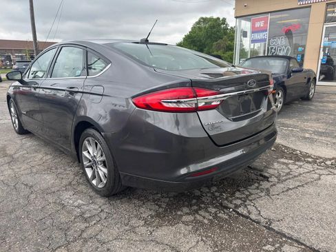 Used 2017 Ford Fusion SE FWD image 3