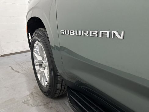 Used 2023 Chevrolet Suburban Premier image 17