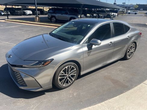 Used 2025 Toyota Camry XLE w/ Premium Plus Package image 4