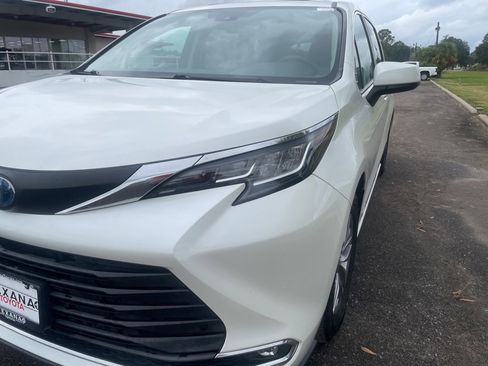 Used 2021 Toyota Sienna XLE image 10