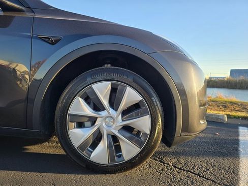 Used 2024 Tesla Model Y 2WD image 6