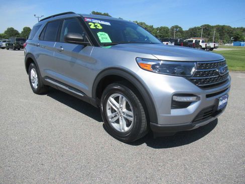 Used 2023 Ford Explorer XLT w/ Equipment Group 202A AWD/4WD image 3