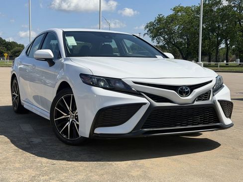 Used 2024 Toyota Camry SE FWD image 2