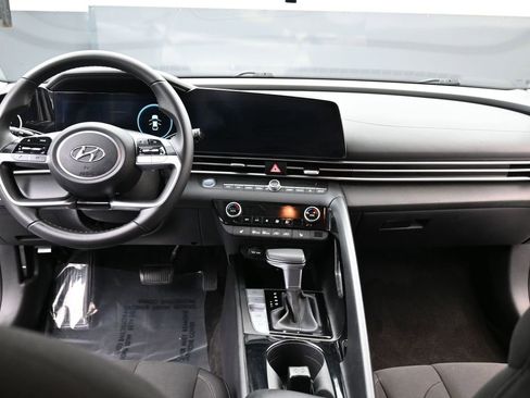 Used 2023 Hyundai Elantra SEL w/ Convenience Package image 9