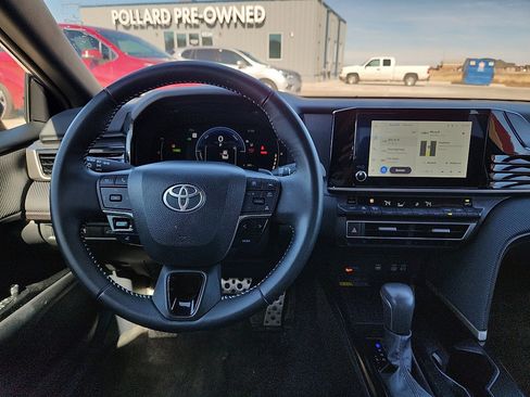 Used 2025 Toyota Camry SE image 6