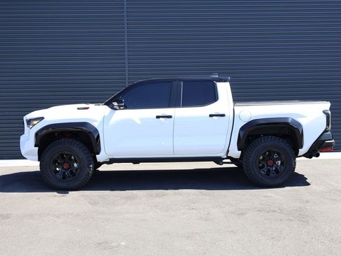 Used 2025 Toyota Tacoma TRD Pro AWD/4WD image 9