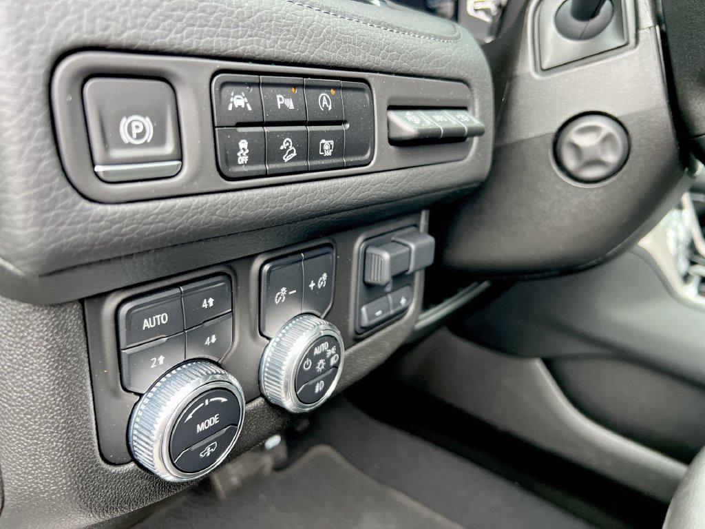 Used 2023 GMC Yukon Denali AWD/4WD image 16