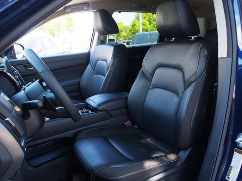 Used 2024 Nissan Pathfinder SL w/ Black Appearance Package AWD/4WD image 19