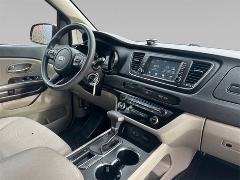 Used 2020 Kia Sedona LX image 19
