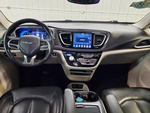 Used 2020 Chrysler Pacifica Touring-L Plus FWD image 12