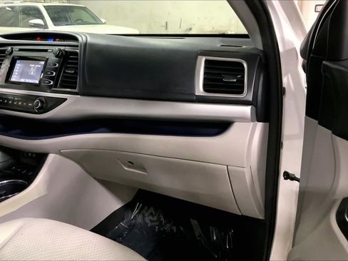 Used 2018 Toyota Highlander LE w/ Carpet Mat Package (TMS) image 36