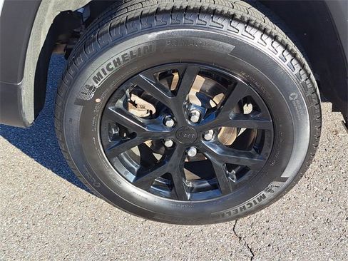 Used 2024 Jeep Grand Cherokee Altitude image 5