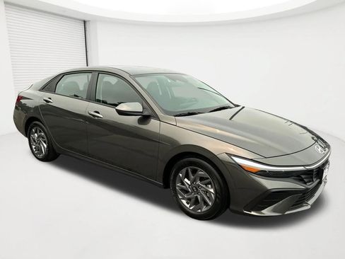 Certified 2024 Hyundai Elantra SEL FWD image 3