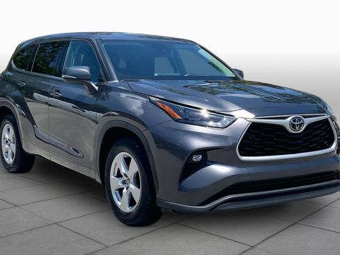 Used 2022 Toyota Highlander LE FWD image 3