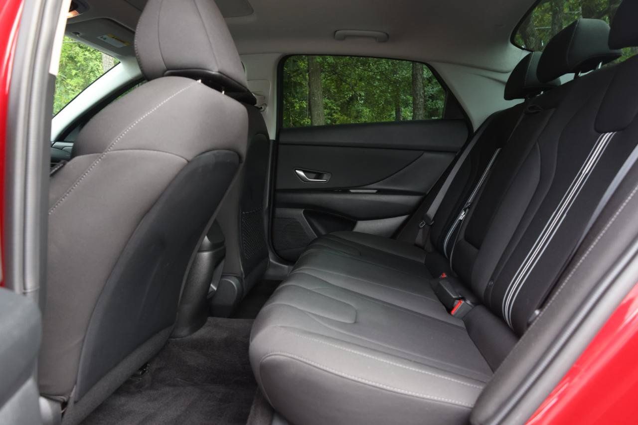 Used 2024 Hyundai Elantra SEL w/ Convenience Package FWD image 16