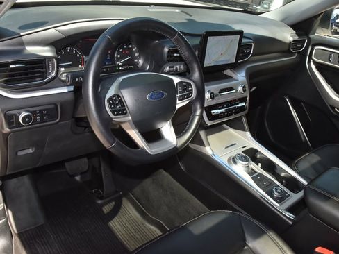 Used 2023 Ford Explorer XLT w/ Equipment Group 202A AWD/4WD image 34