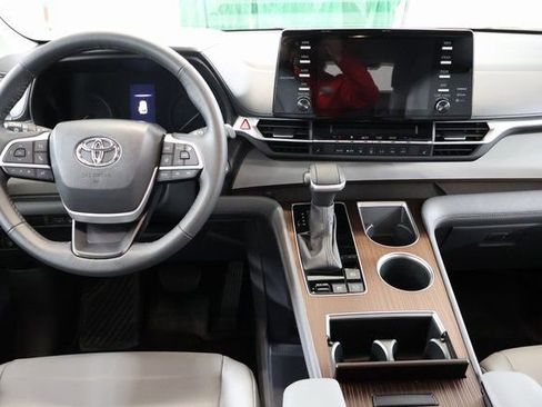 Used 2023 Toyota Sienna XLE image 15