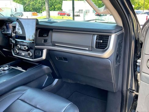 Used 2024 Ford Expedition XLT AWD/4WD image 18