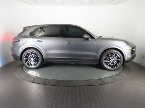 Certified 2025 Porsche Cayenne E-Hybrid AWD/4WD image 8