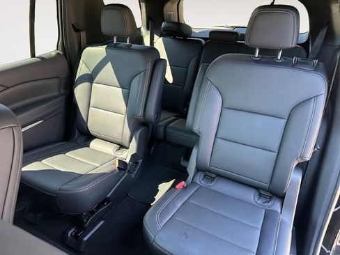Used 2025 Chevrolet Traverse LT FWD image 13