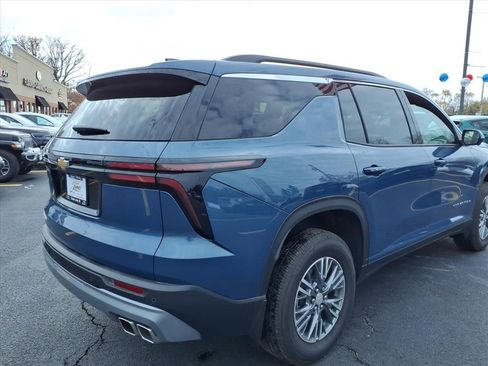 Used 2025 Chevrolet Traverse LT w/ Driver Confidence Package image 5