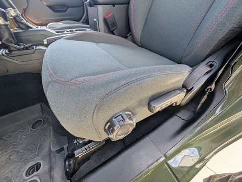 Used 2024 Jeep Wrangler Unlimited Rubicon w/ Capability Package image 17