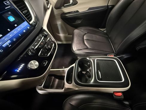 Used 2024 Chrysler Pacifica Touring-L FWD image 83