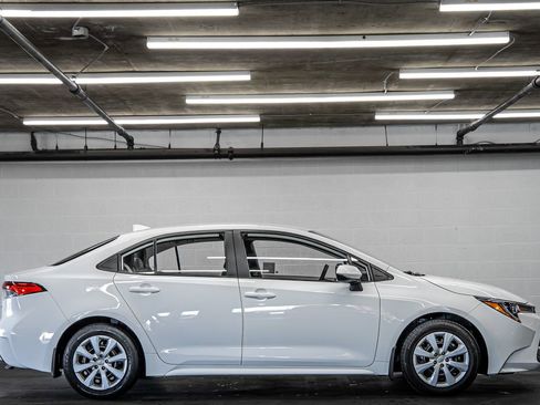 Used 2021 Toyota Corolla LE image 6