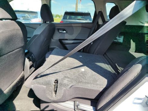 Used 2023 Nissan Rogue SV image 32