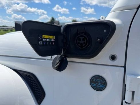 Used 2023 Jeep Wrangler Unlimited Sahara AWD/4WD image 32