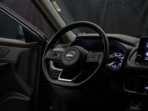 Used 2023 Nissan Rogue SV image 14