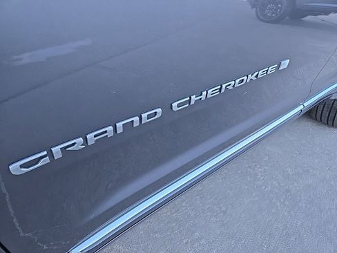 Used 2025 Jeep Grand Cherokee Summit AWD/4WD image 25