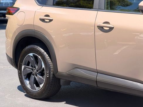 Used 2025 Nissan Rogue SV FWD image 9