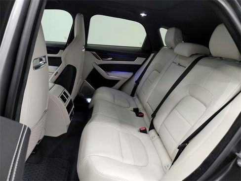 Used 2025 Jaguar F-PACE R-Dynamic S image 31