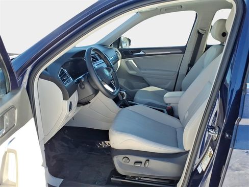 Used 2023 Volkswagen Tiguan SE w/ Panoramic Sunroof Package image 9