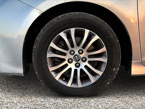 Used 2018 Toyota Sienna XLE w/ XLE Navigation Package image 9
