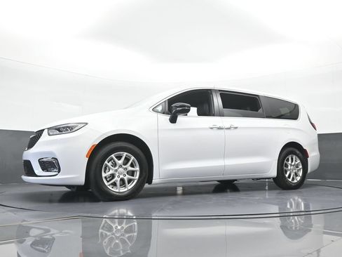 Used 2025 Chrysler Pacifica Select FWD image 51