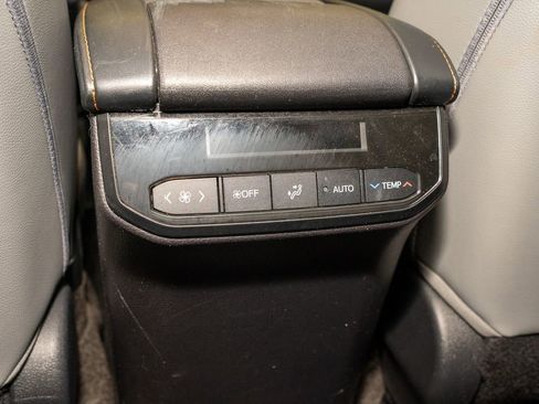 Used 2023 Toyota Highlander Bronze Edition image 8