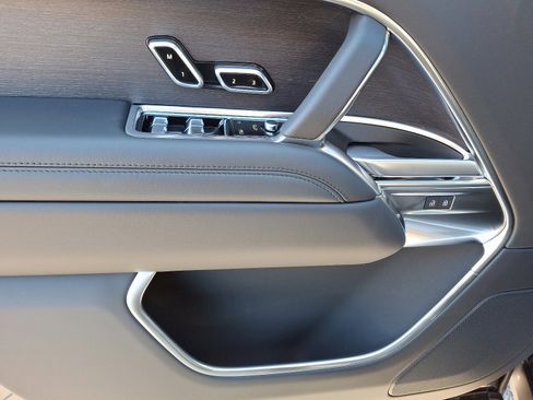 New 2025 Land Rover Range Rover SE image 10