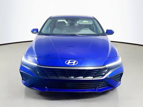 Used 2025 Hyundai Elantra SEL FWD image 2