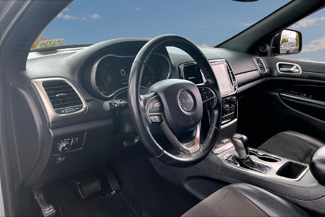 Used 2020 Jeep Grand Cherokee Laredo AWD/4WD image 17