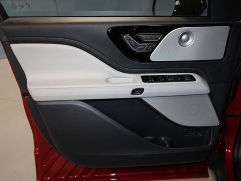 New 2026 Lincoln Aviator Reserve image 4