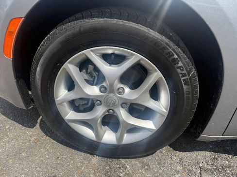 Used 2018 Chrysler Pacifica Touring-L Plus w/ Tire & Wheel Group FWD image 10