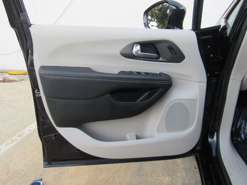 Used 2024 Chrysler Pacifica Touring-L image 14