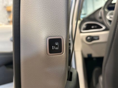 Used 2023 Chrysler Pacifica Touring-L FWD image 36