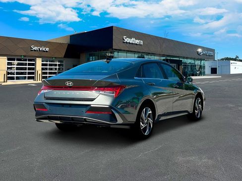 New 2025 Hyundai Elantra Limited FWD image 8